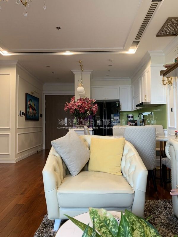 Ghế tân cổ điển bọc da được sử dụng để trang trí phòng khách của Vinhomes.